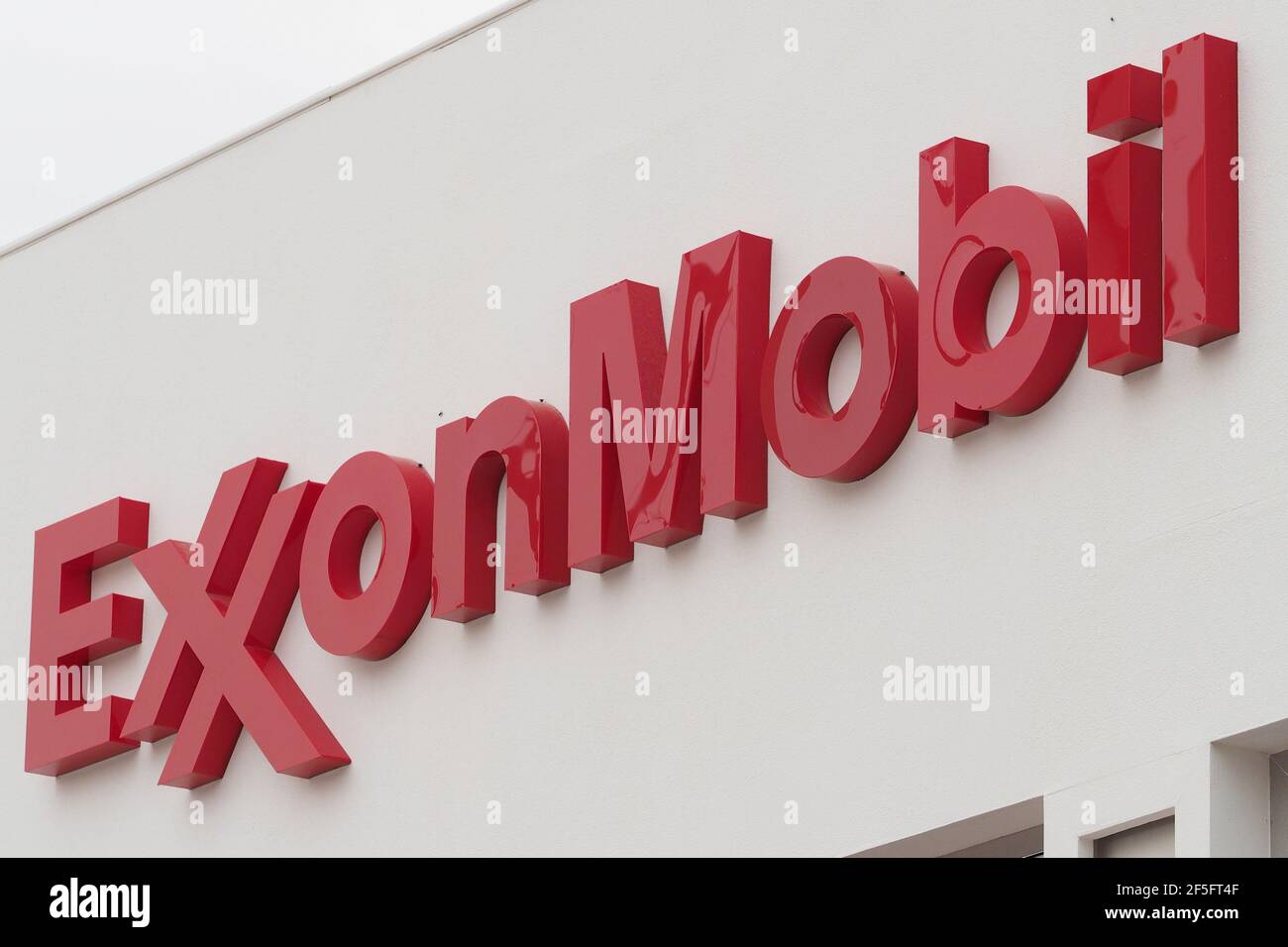 Qatar oil rig hires stock photography and images Alamy