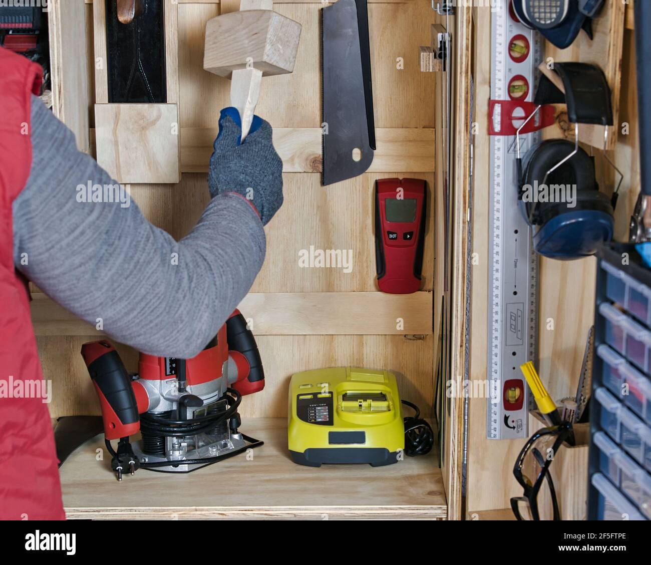 Man garage do it yourself hi-res stock photography and images - Alamy