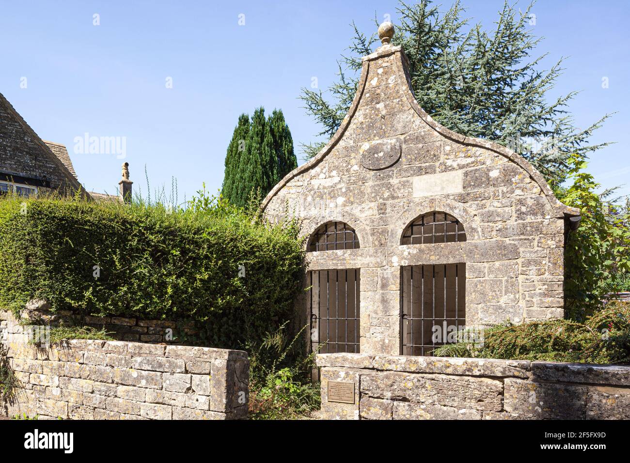 The old stone lockup dating from 1824 in the Cotswold village of Bisley, Gloucestershire UK Stock Photo