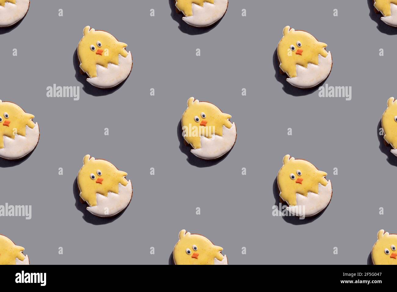 chicken seamless pattern. Yellow biscuit Easter on grey background Stock Photo