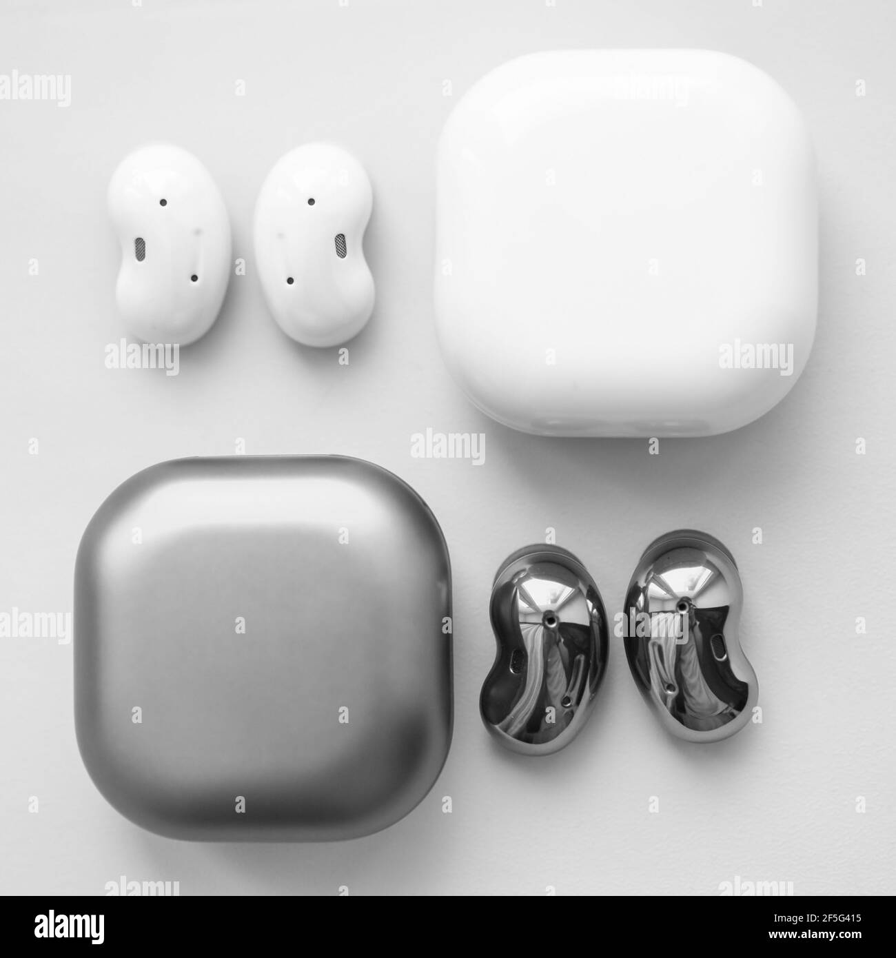 White headphones wireless earphones Black and White Stock Photos