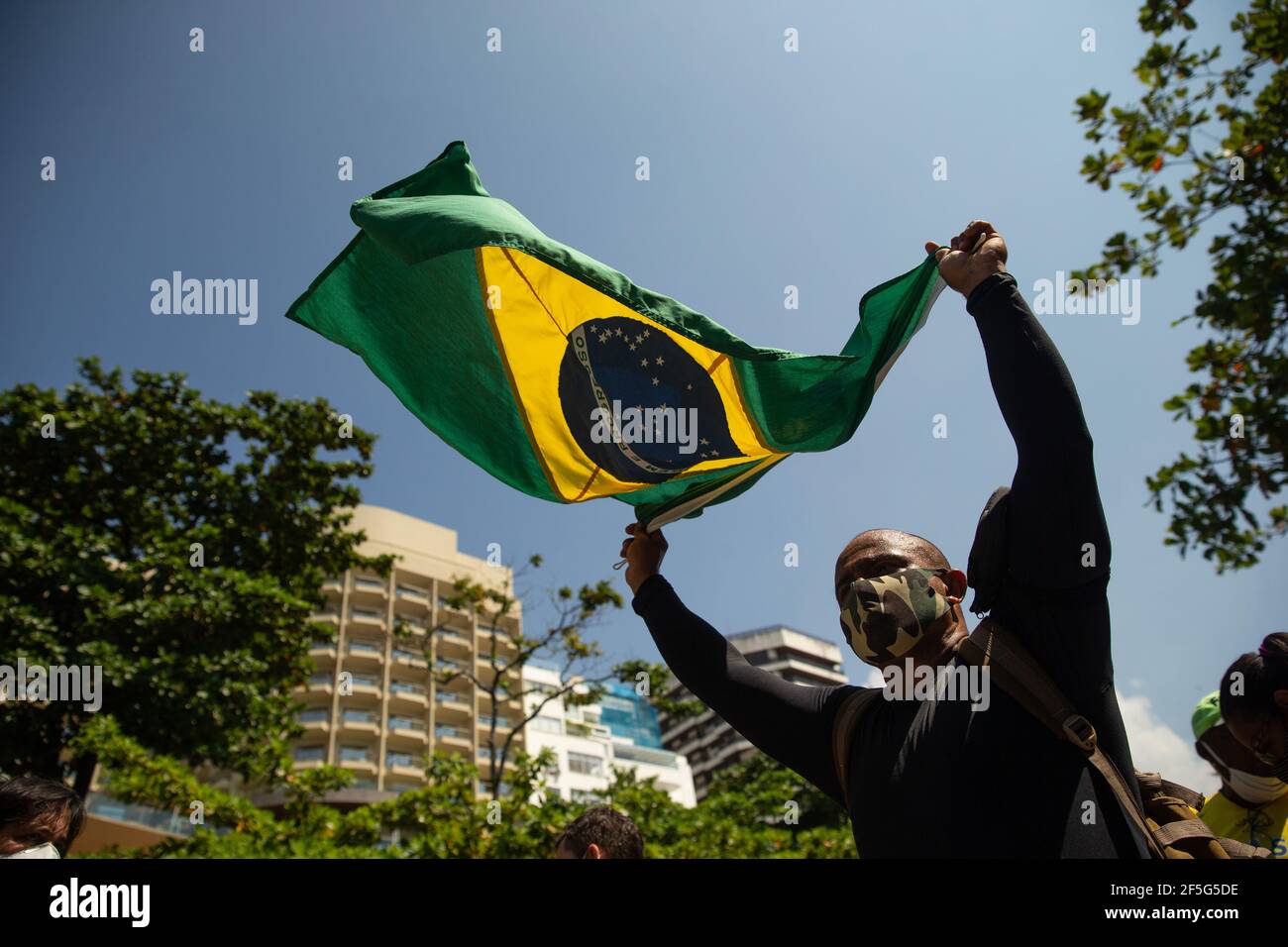 26 March 21 Brazil Rio De Janeiro A Supporter Of President Bolsonaro Protests With The National Flag At Copacabana Against Tightened Restrictions In The City Of Rio De Janeiro A 10 Day Lockdown