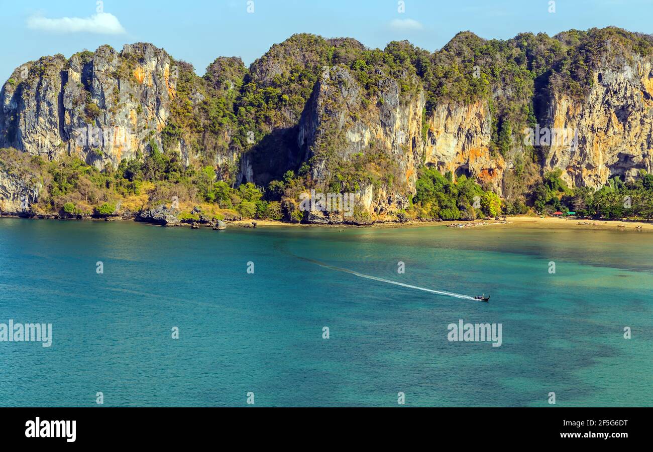 gå i stå Tag et bad Integration Limestone karsts landscape Railay beach nature scenery. Country Scenic  Image Tourism Krabi and Ao Nang in Thailand. Beautiful nature landscape  backgro Stock Photo - Alamy