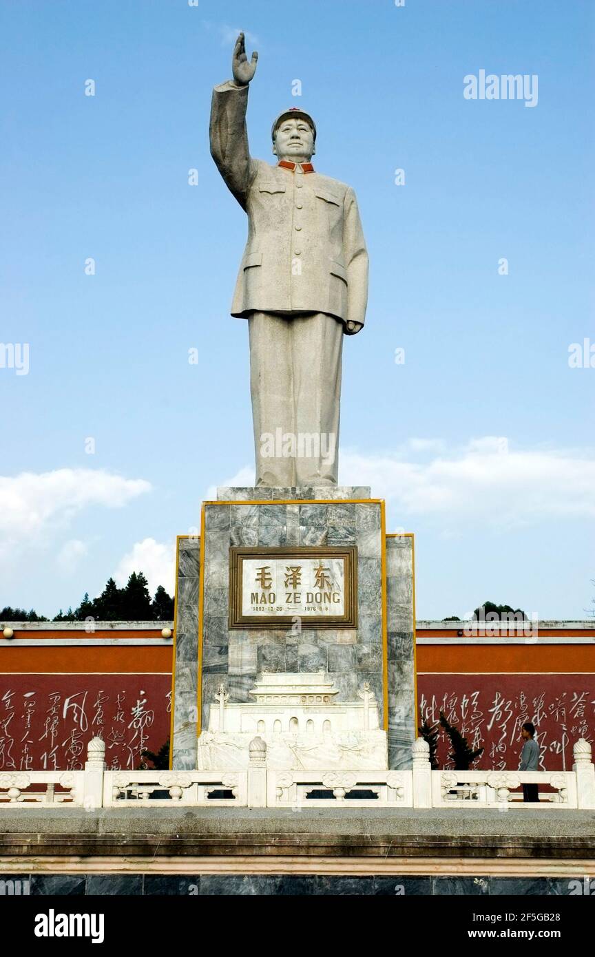 Monument of Chinese leader - Mao Tse-tung in Lijiang city center ...