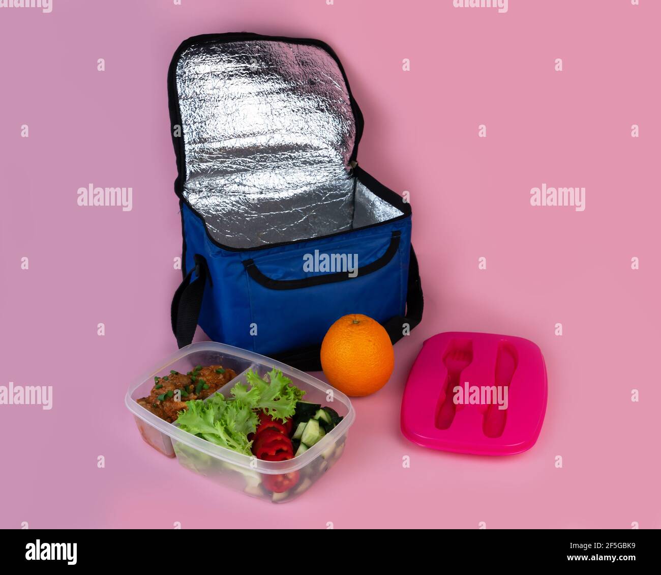 https://c8.alamy.com/comp/2F5GBK9/thermal-bag-and-container-with-salad-meat-and-orange-homemade-takeaway-lunch-2F5GBK9.jpg