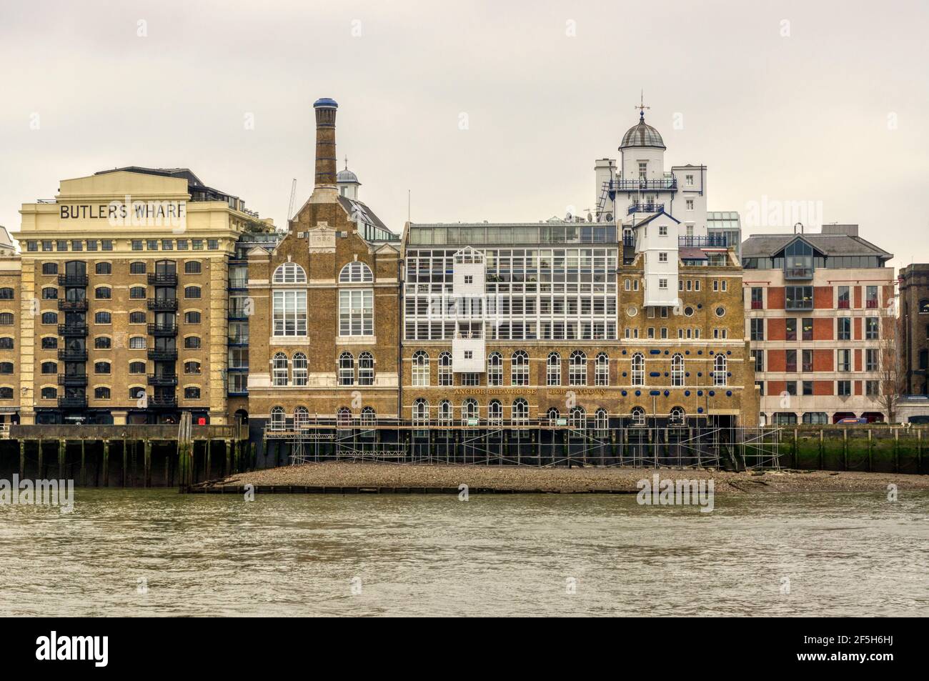 Butler's Wharf and the old Courage Anchor brewery on the Thames in Bermondsey.  Now luxury flats. Stock Photo