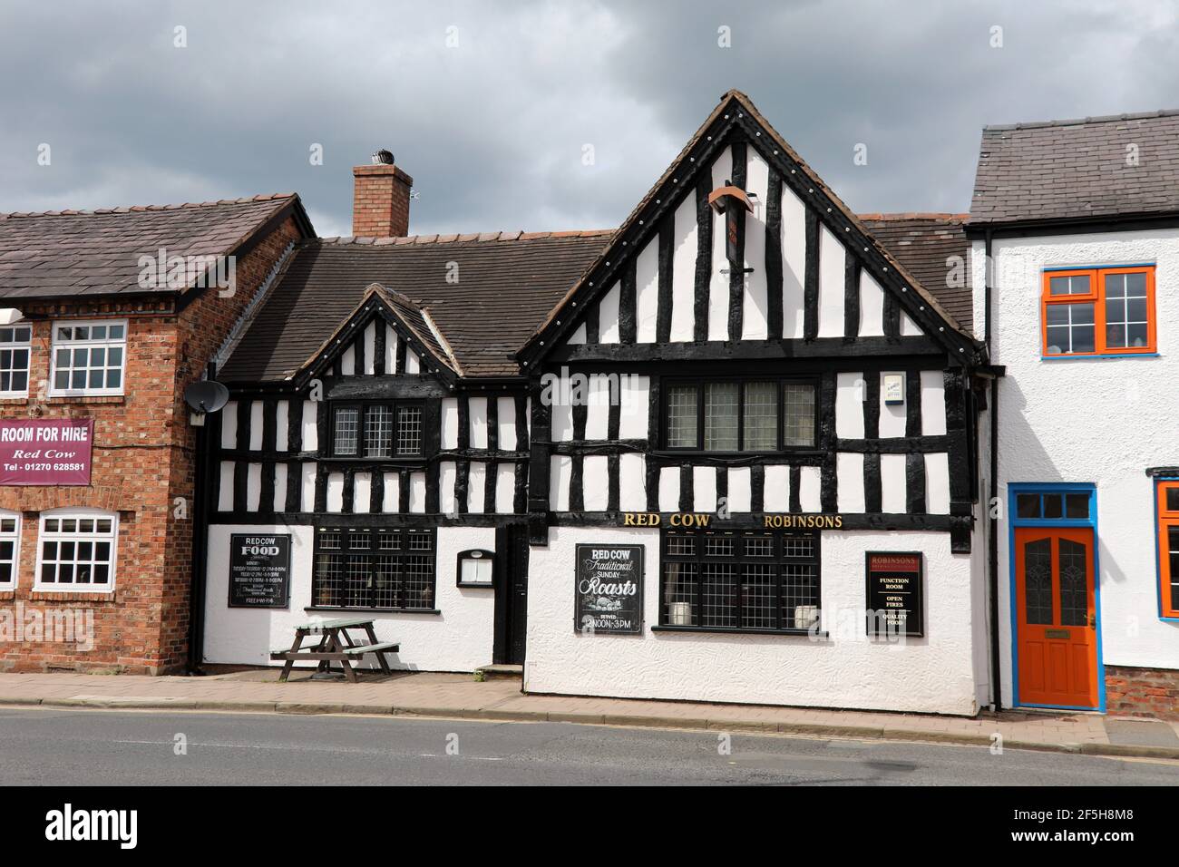 Red Cow pub and former coaching inn at Nantwich in Cheshire Stock Photo