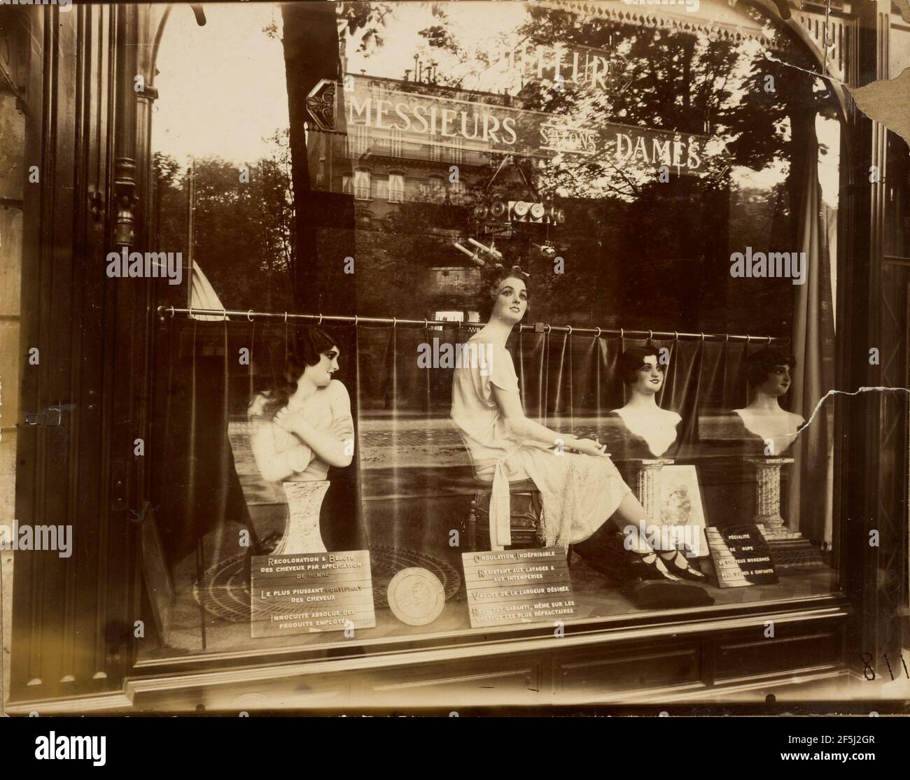 Salon De Coiffure High Resolution Stock Photography And Images Alamy