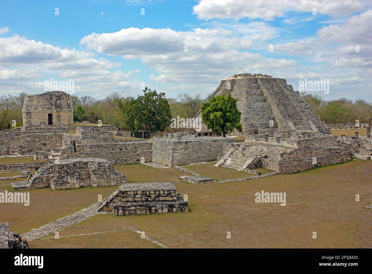 Round Temple and Pyramid of Kukulcan (serpent deity) at the ancient ruined city Mayapan Stock Photo