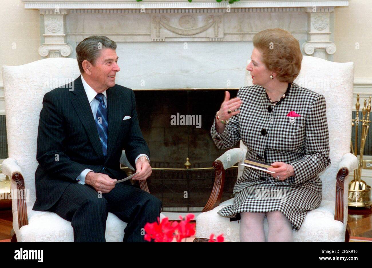 President Reagan meeting with Prime Minister Margaret Thatcher of the United Kingdom in the Oval Office, 1988 Stock Photo