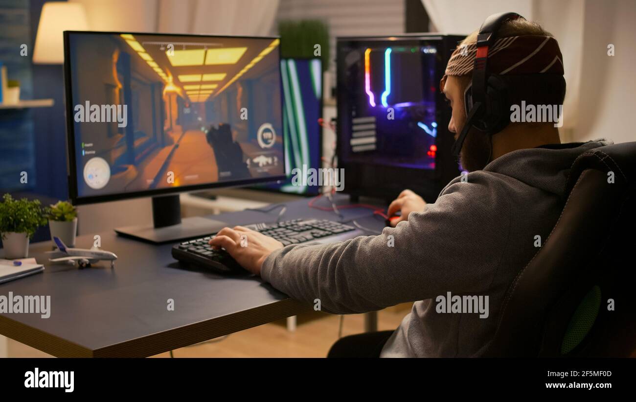 Videogamer winning first person shooter hi-res stock photography and ...