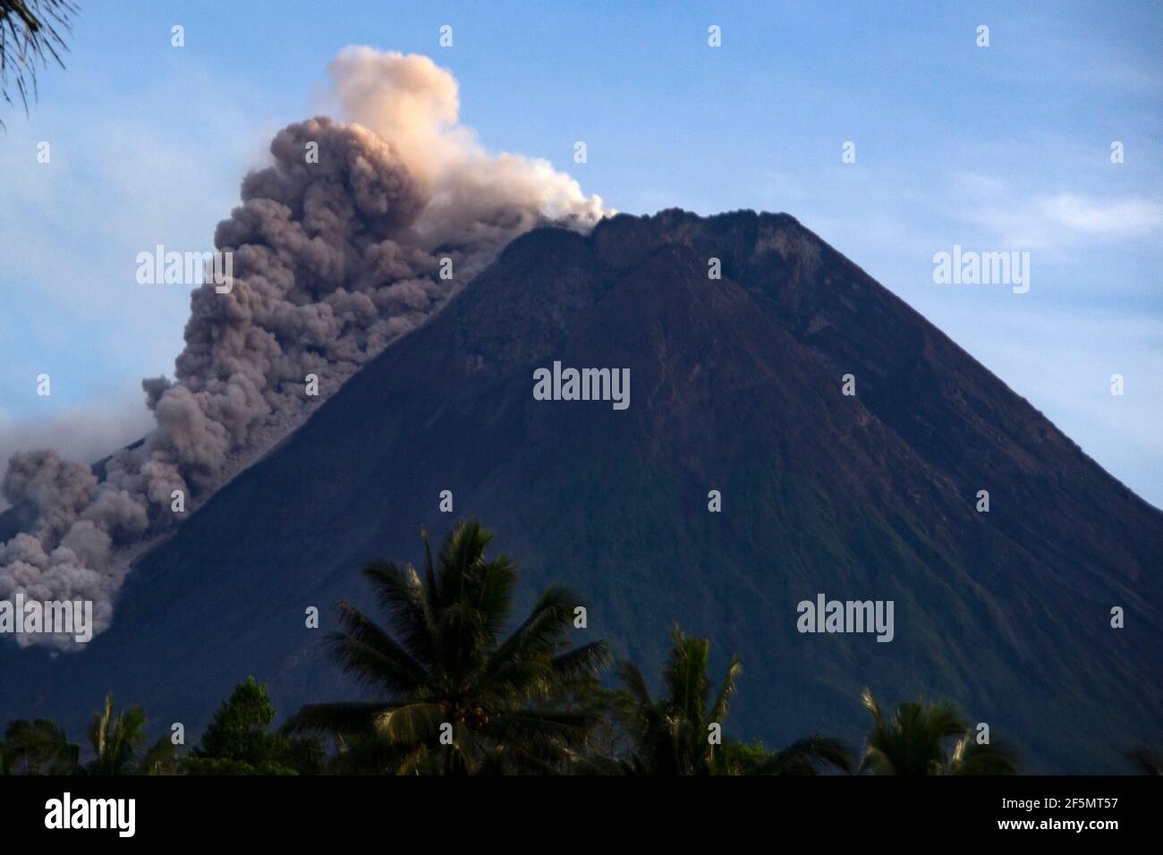 Sleman, Yogyakarta, Indonesia. 27th Mar, 2021. Mount Merapi emits hot  clouds of avalanche seen in Pakem, Sleman, Yogyakarta, Indonesia, Saturday,  March 27, 2021. The Center for Geological Disaster Research and Technology  Development (