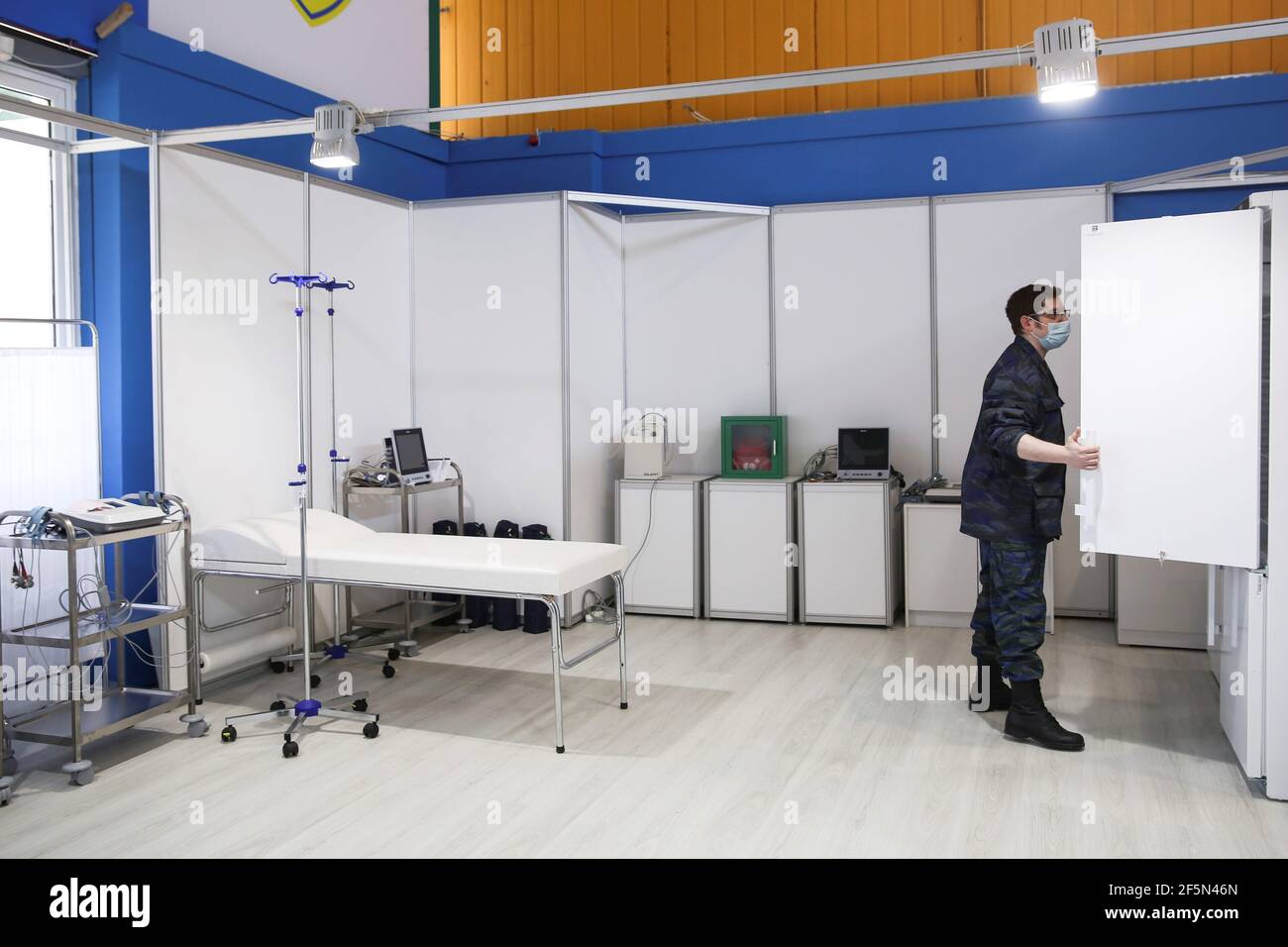 A Greek Army personnel works inside a vaccination centre for the  coronavirus disease (COVID-19) during a media tour, in Peristeri suburb,  near Athens, Greece, March 27, 2021. REUTERS/Costas Baltas Stock Photo -  Alamy