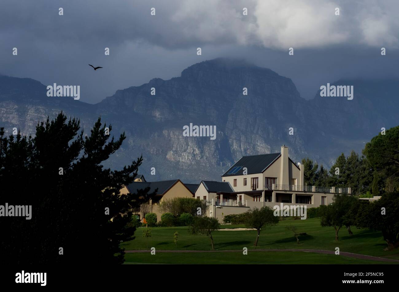 The Devondale Wine & Golf Resort, Stellenbosch, Western Cape, South Africa, against a backdrop of mountains in cloud Stock Photo