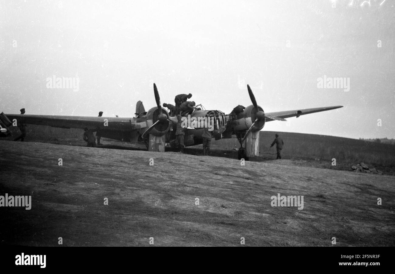 Sowjetarmee / Rote Armee Ostfront Bruchlandung Bomber Tupolew Sb 2 / ANT-40 - Red Army Crashed Plane Eastern Front Stock Photo