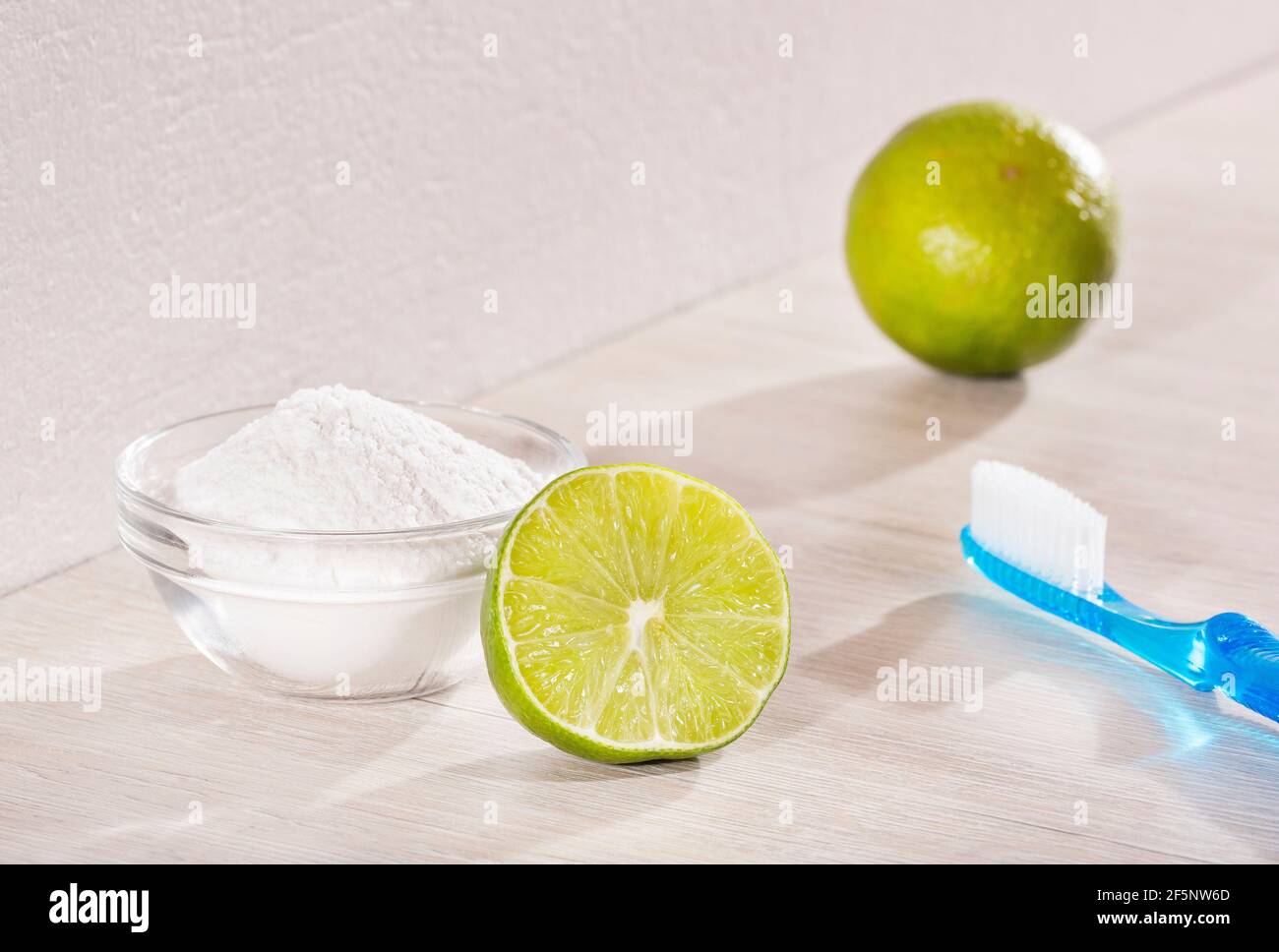 Dents Blanches Avec Le Citron Et Le Bicarbonate De Soude Photo stock -  Image du toothbrush, nettoyage: 106545904