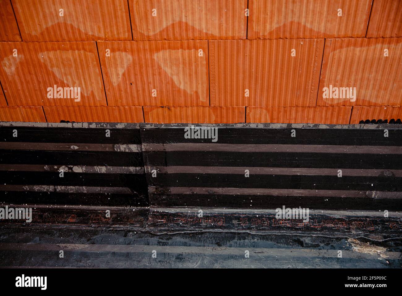 Bituminous vapor barrier mounted on the attic, support layer for