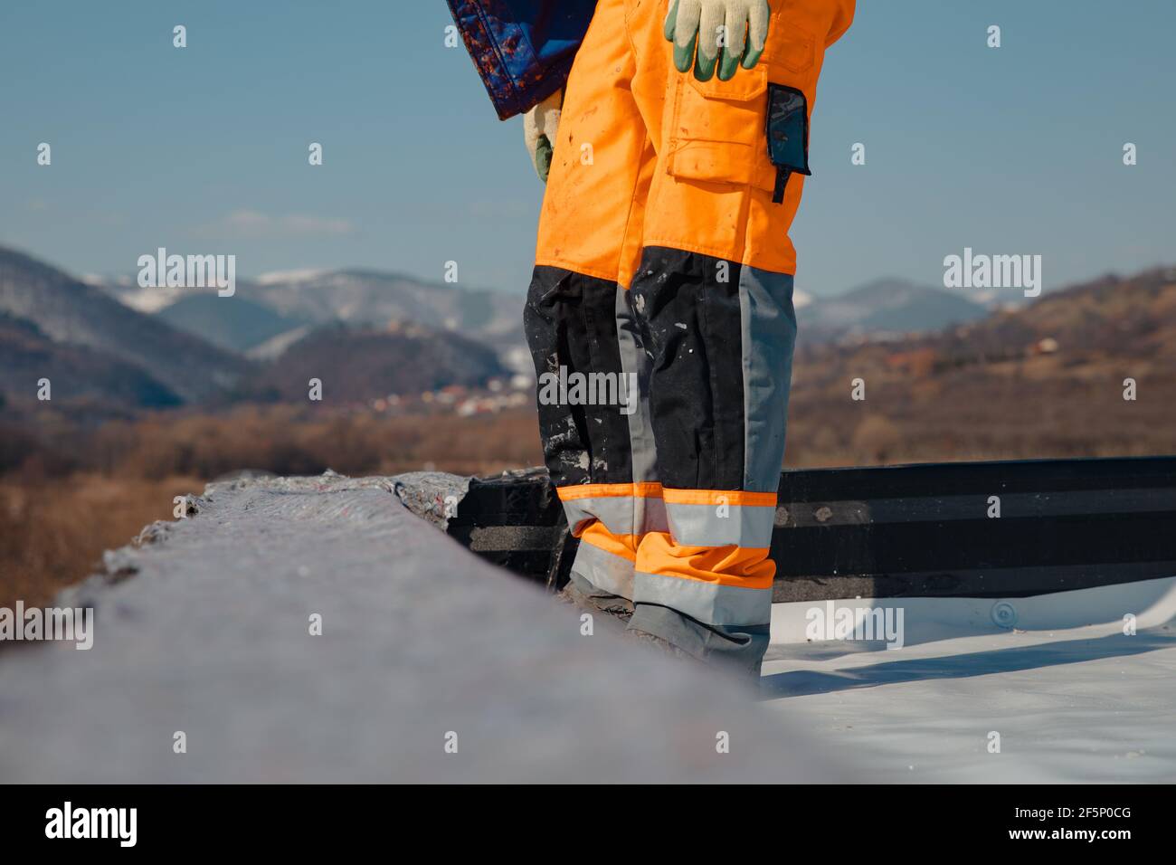 Bituminous vapor barrier mounted on the attic, support layer for