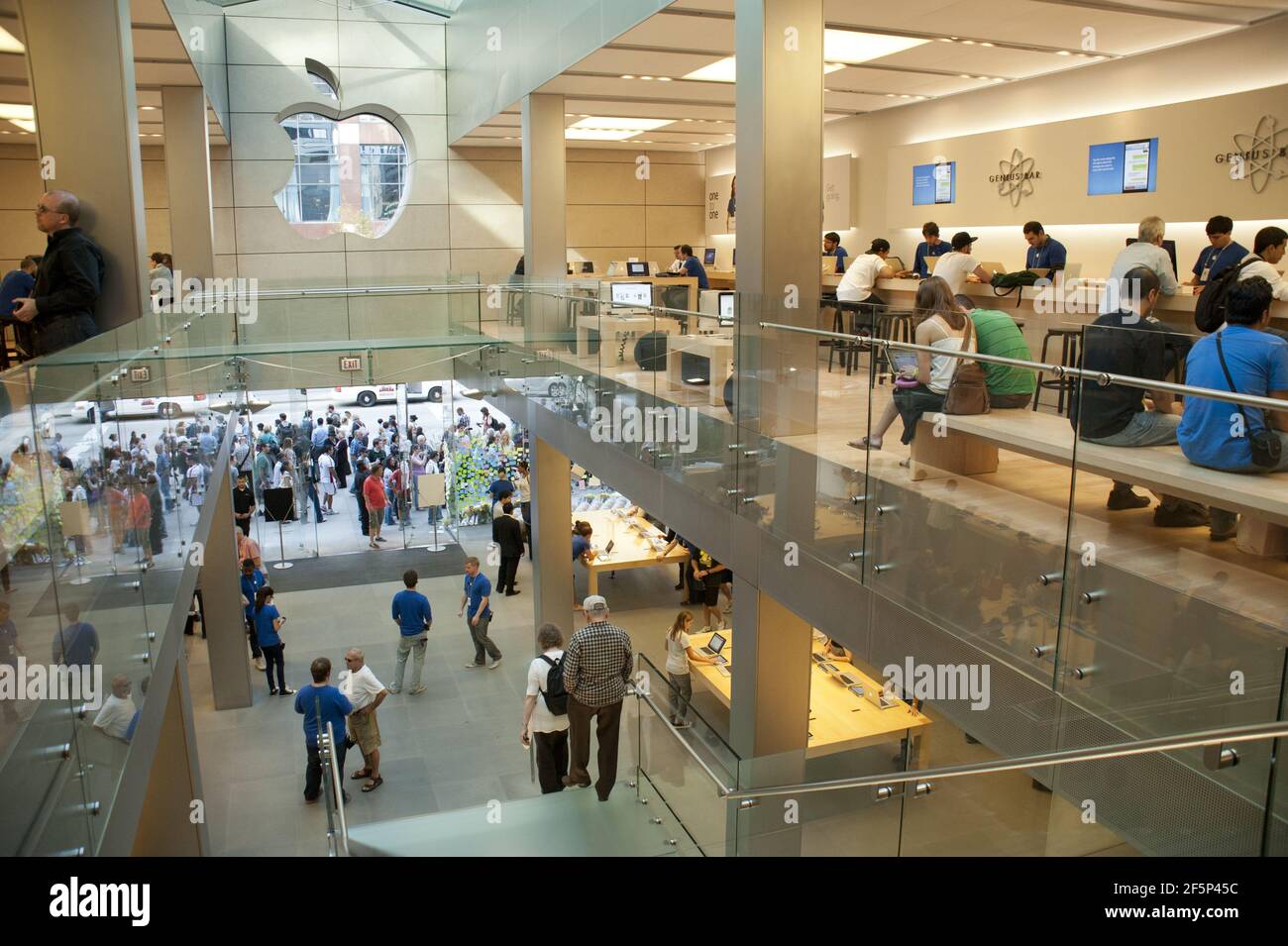 Chicago apple store architecture hi-res stock photography and images - Alamy