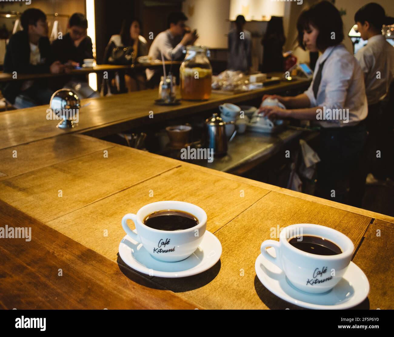 https://c8.alamy.com/comp/2F5P6Y0/tokyo-japan-two-cups-of-coffee-at-cafe-kitsune-located-near-omotesand-and-aoyama-interior-design-inspired-by-the-edo-period-2F5P6Y0.jpg