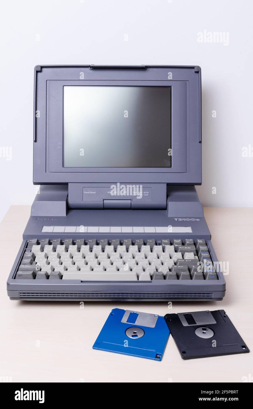 Toshiba t3100e, 1986, personal computer PC Laptop Notebook on office desk  table, old, vintage, obsolete hardware, indoors, still life, floppy disks  Stock Photo - Alamy