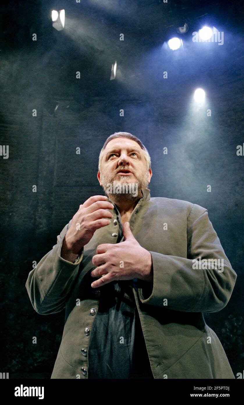 Simon Russell Beale (Macbeth) in MACBETH by Shakespeare at the Almeida Theatre, London N1  19/01/2005  design: Christopher Oram  lighting: Neil Austin  director: John Caird Stock Photo