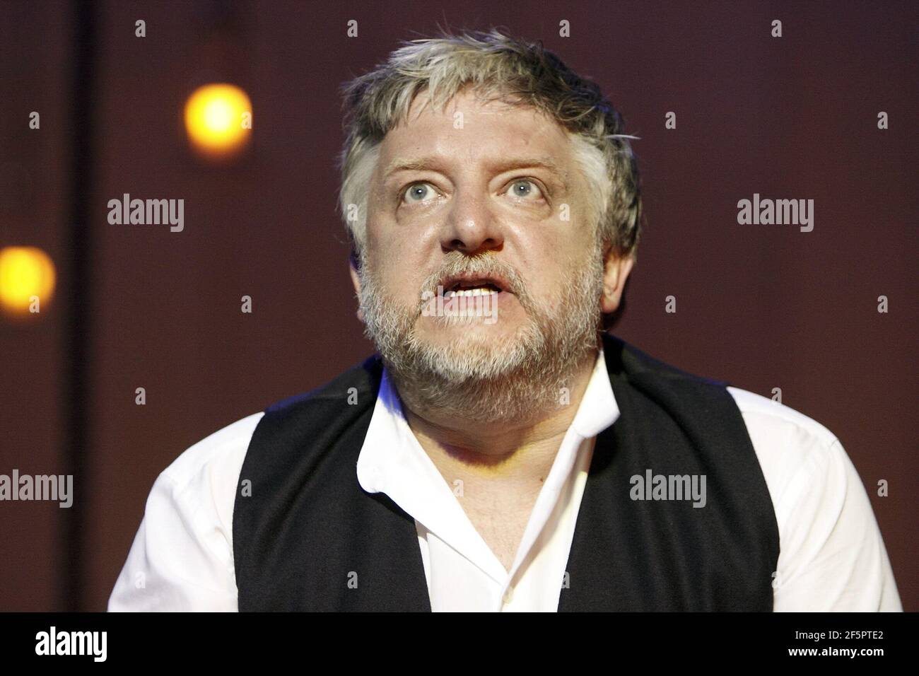 Simon Russell Beale (Leontes) in THE WINTER'S TALE by Shakespeare at the Old Vic Theatre, London SE1  09/06/2009  The Bridge Project  set design: Anthony Ward  costumes: Catherine Zuber  lighting: Paul Pyant  director: Sam Mendes Stock Photo