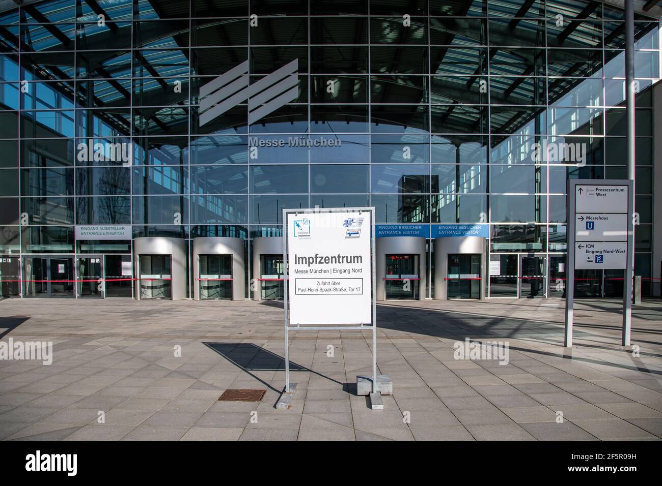 Das Impfzentrum München am 27.3.2021 in der Messe München. - The Munich Vaccination center on March 27 2021 in the Munich Trade fair hall. (Photo by Alexander Pohl/Sipa USA) Credit: Sipa USA/Alamy Live News Stock Photo