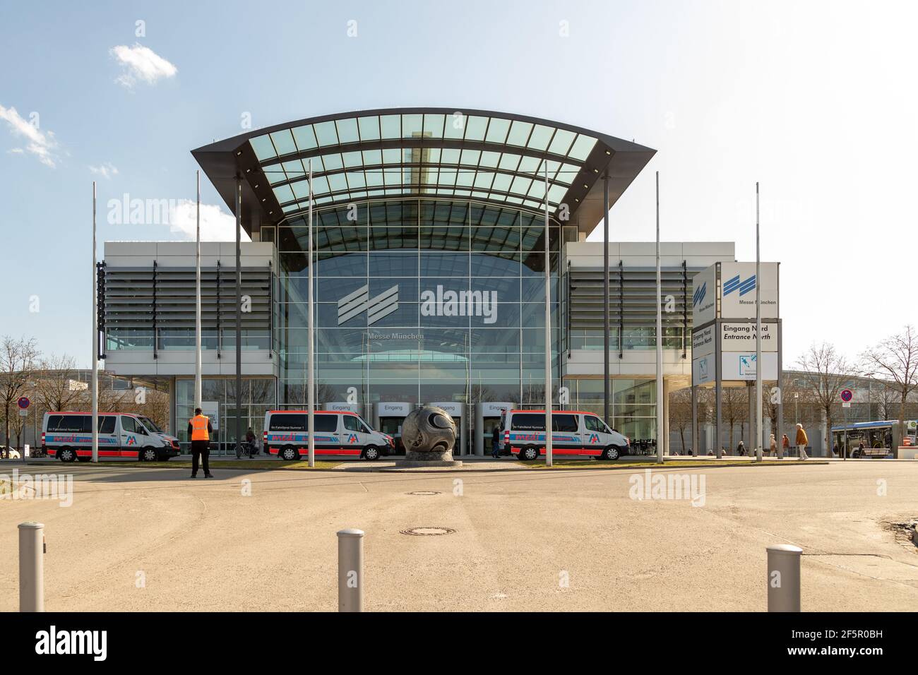 Das Impfzentrum München am 27.3.2021 in der Messe München. - The Munich Vaccination center on March 27 2021 in the Munich Trade fair hall. (Photo by Alexander Pohl/Sipa USA) Credit: Sipa USA/Alamy Live News Stock Photo