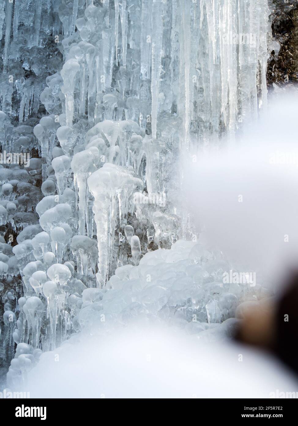 Gefrorener Wasserfall mit Schnee im Winter, Frozen waterfall with snow in winter Stock Photo