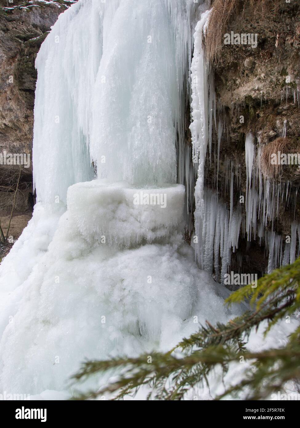 Gefrorener Wasserfall mit Schnee im Winter - Frozen waterfall with snow in winter Stock Photo