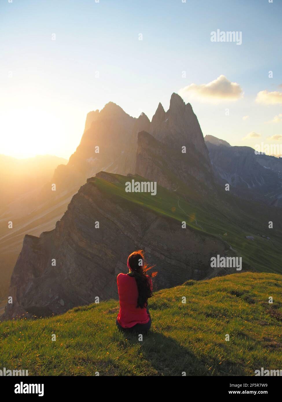 Sonnenaufgang wandern bei der Seceda in Suedtirol Italien - Seceda in the Dolomites in Italy Stock Photo
