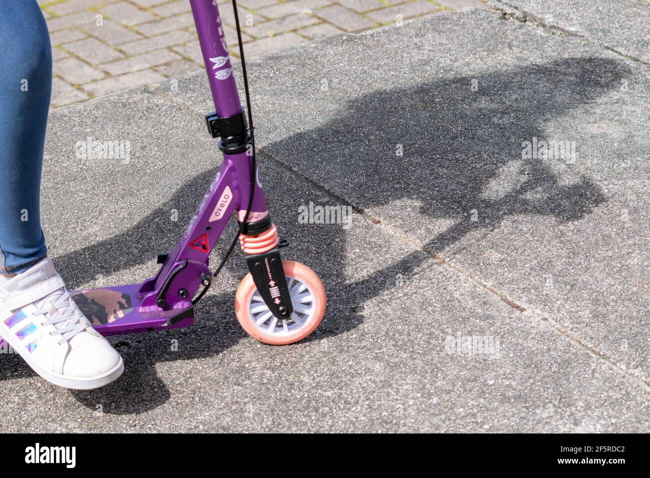 Trotinete hi-res stock photography and images - Alamy