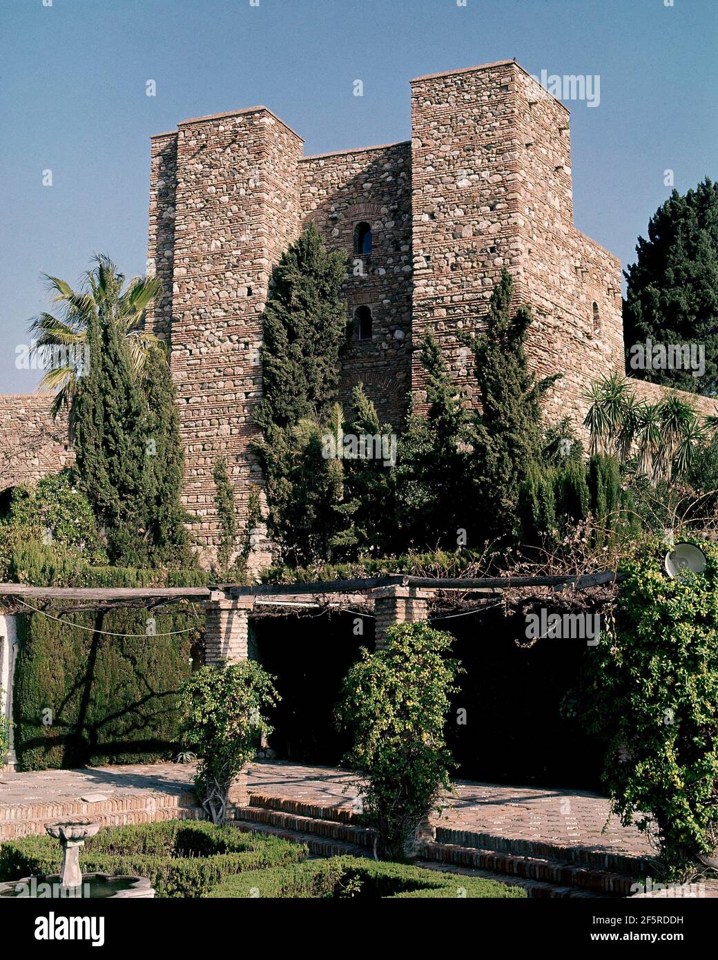 PATIO DE ARMAS DE LA ALCAZABA DE MALAGA FORTIFICACION PALACIEGA DE