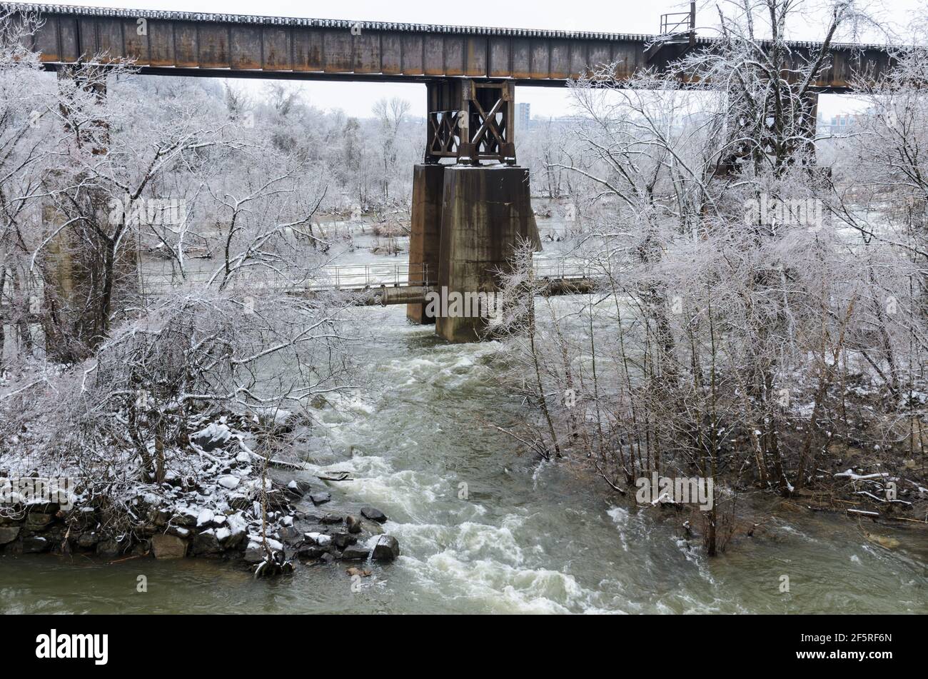 A bridge over the James River in Richmond, Virigina seen during a cold winter's morning. Stock Photo