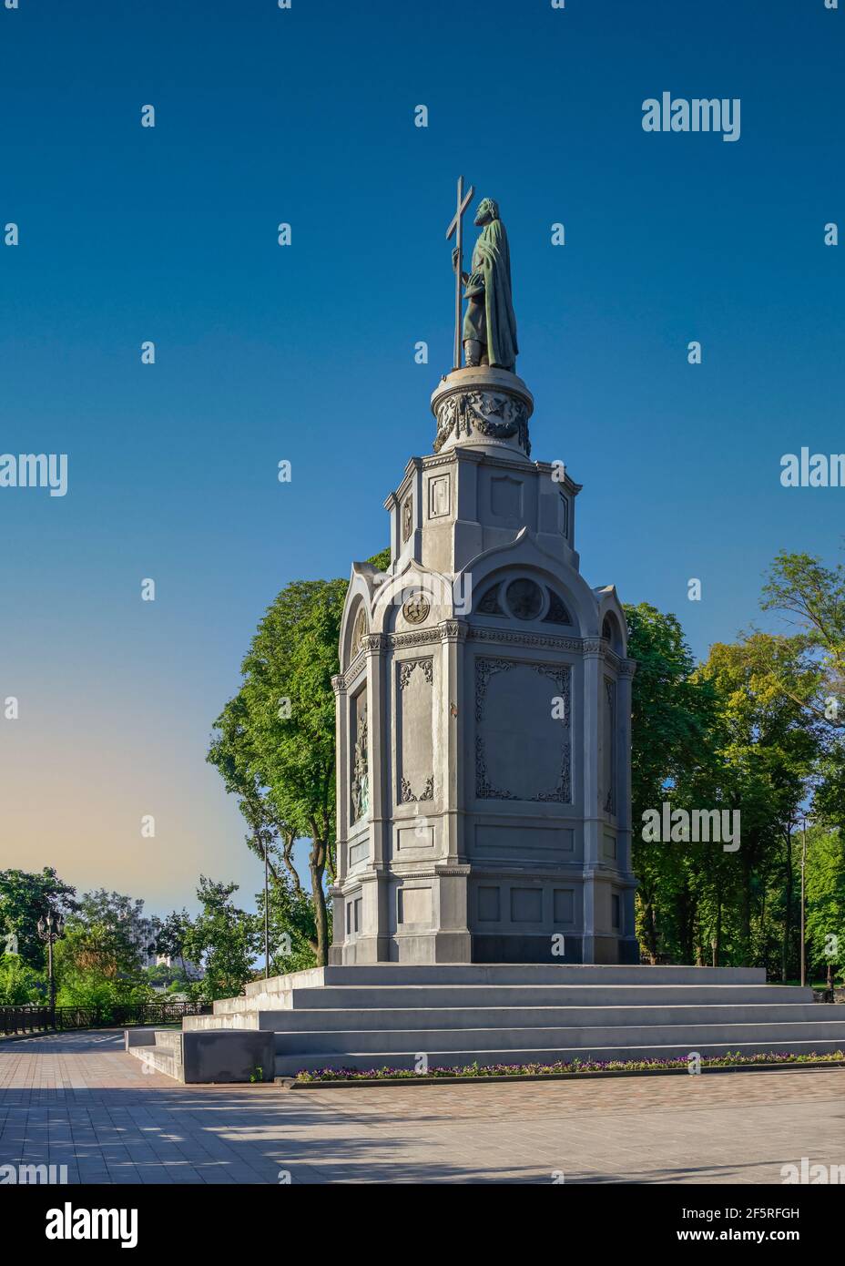 Statue vladimir kiev hi-res stock photography and images - Alamy