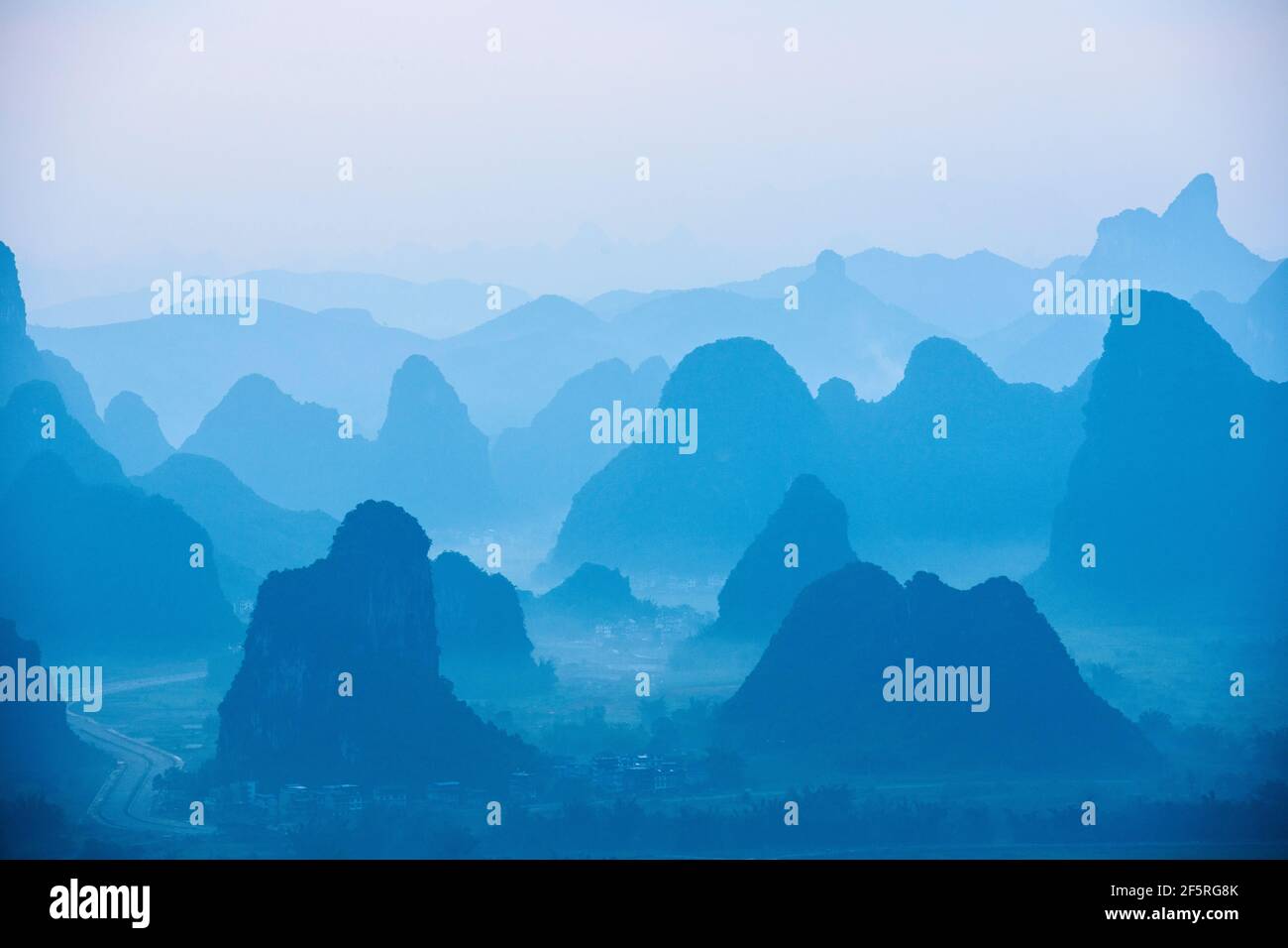 limestone peaks around Yangshuo in Guangxi province / China Stock Photo