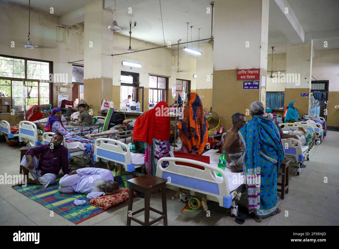 Mosquito-borne viral dengue fever patients at the Shaheed Suhrawardy Medical College Hospital in Dhaka. Bangladesh Stock Photo