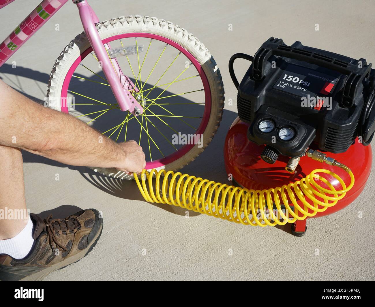 Cycle tyre filling air pump hi res stock photography and images Alamy