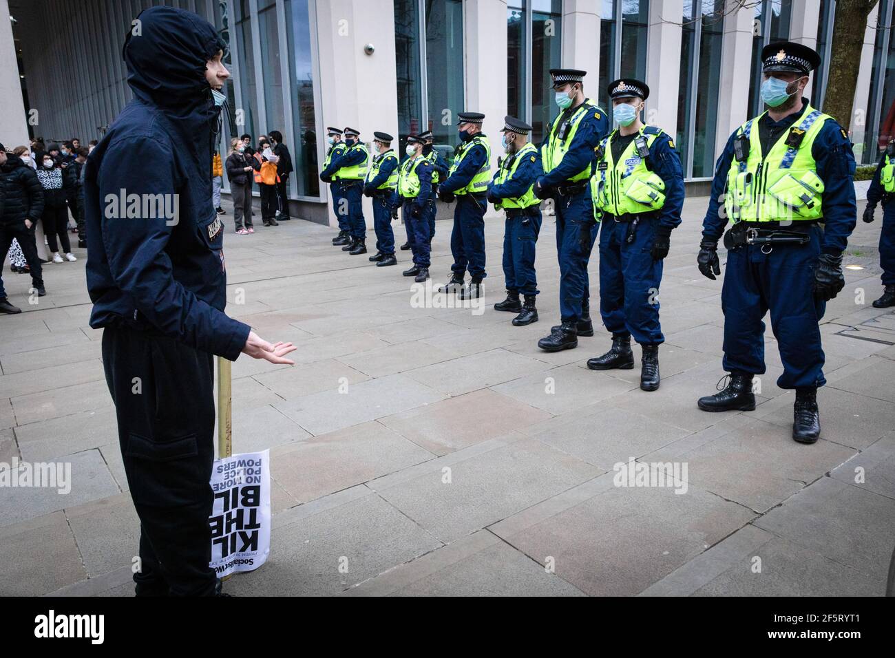 A protester confronts the police during the demonstration. People come out to the streets to protest against the new policing bill in a 'Kill The Bill demonstration'. The new legislation will give the police more powers to control protests. (Photo by Andy Barton / SOPA Images/Sipa USA) Stock Photo