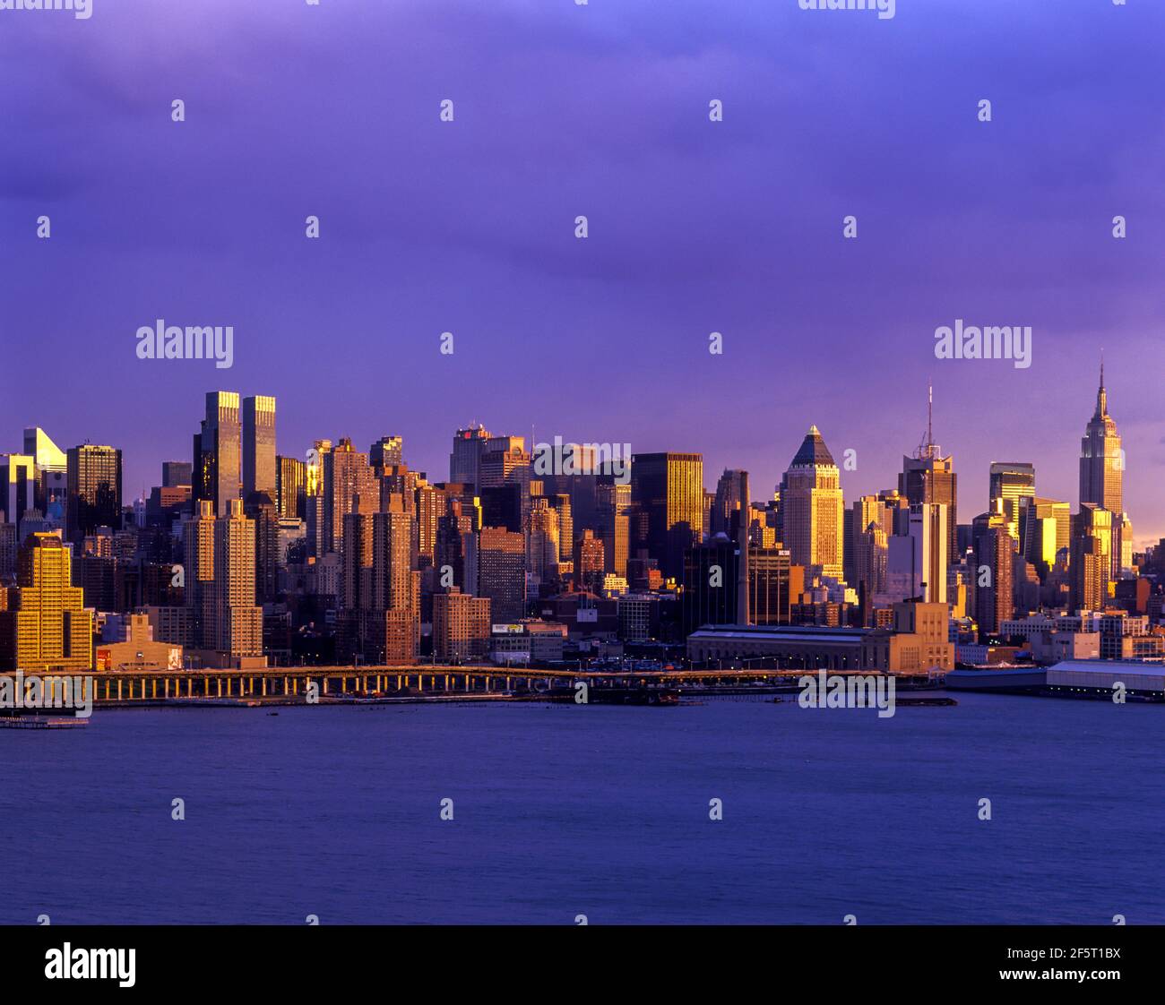 MIDTOWN SKYLINE HUDSON RIVER MANHATTAN NEW YORK CITY USA Stock Photo ...