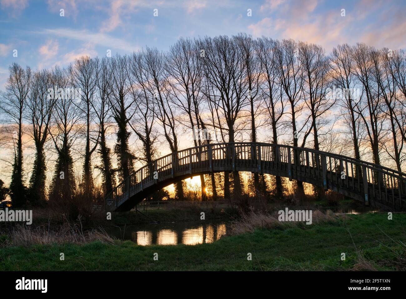 Bloomers Hole Footbridge. Wooden bridge across the river thames near buscot at sunrise in early spring. Buscot, Oxfordshire, England Stock Photo