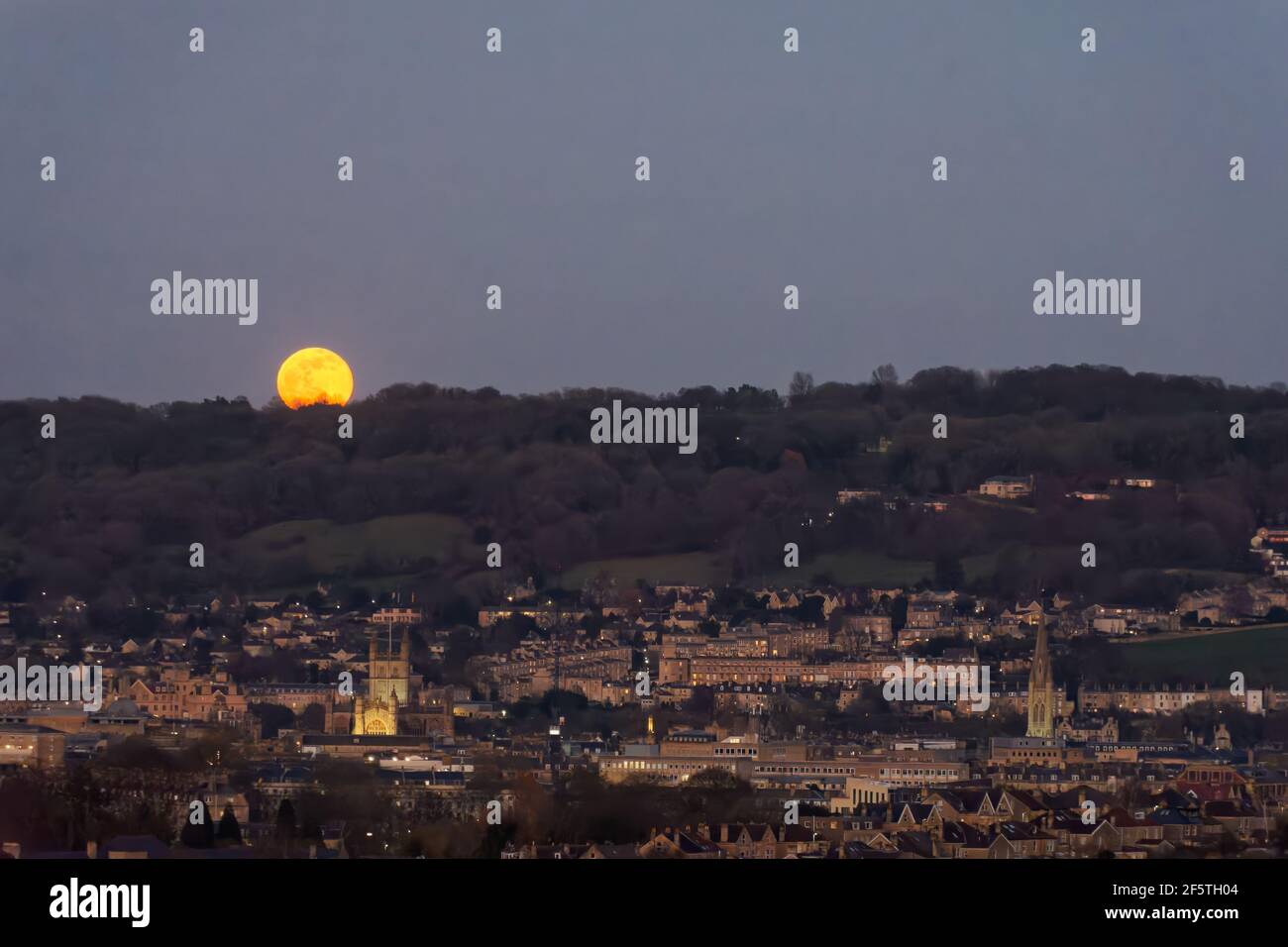 moon rise over bath abbey Stock Photo - Alamy