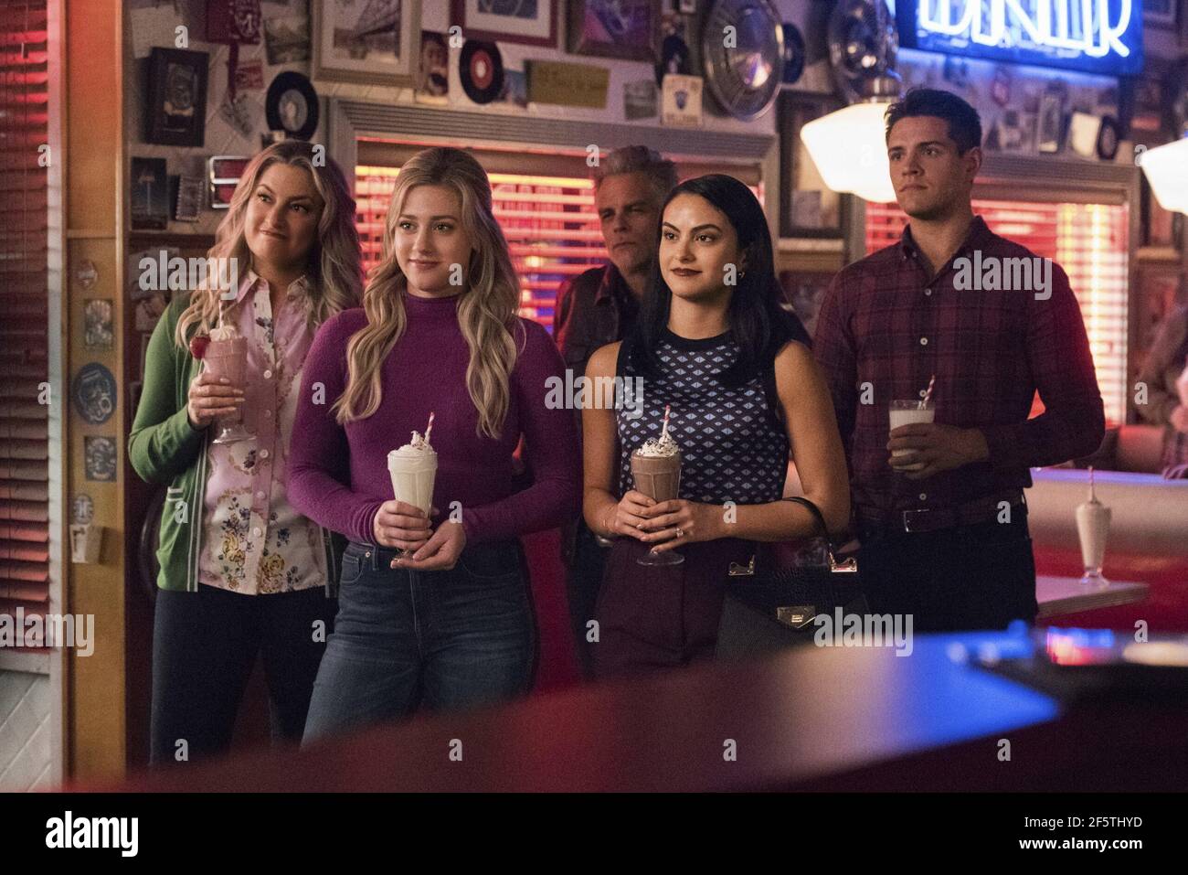 MADCHEN AMICK, LILI REINHART, CAMILA MENDES, CASEY COTT and MARTIN CUMMINS in RIVERDALE (2017), directed by ROBERTO AGUIRRE-SACASA. Season 5. Credit: CBS TELEVISION / Album Stock Photo