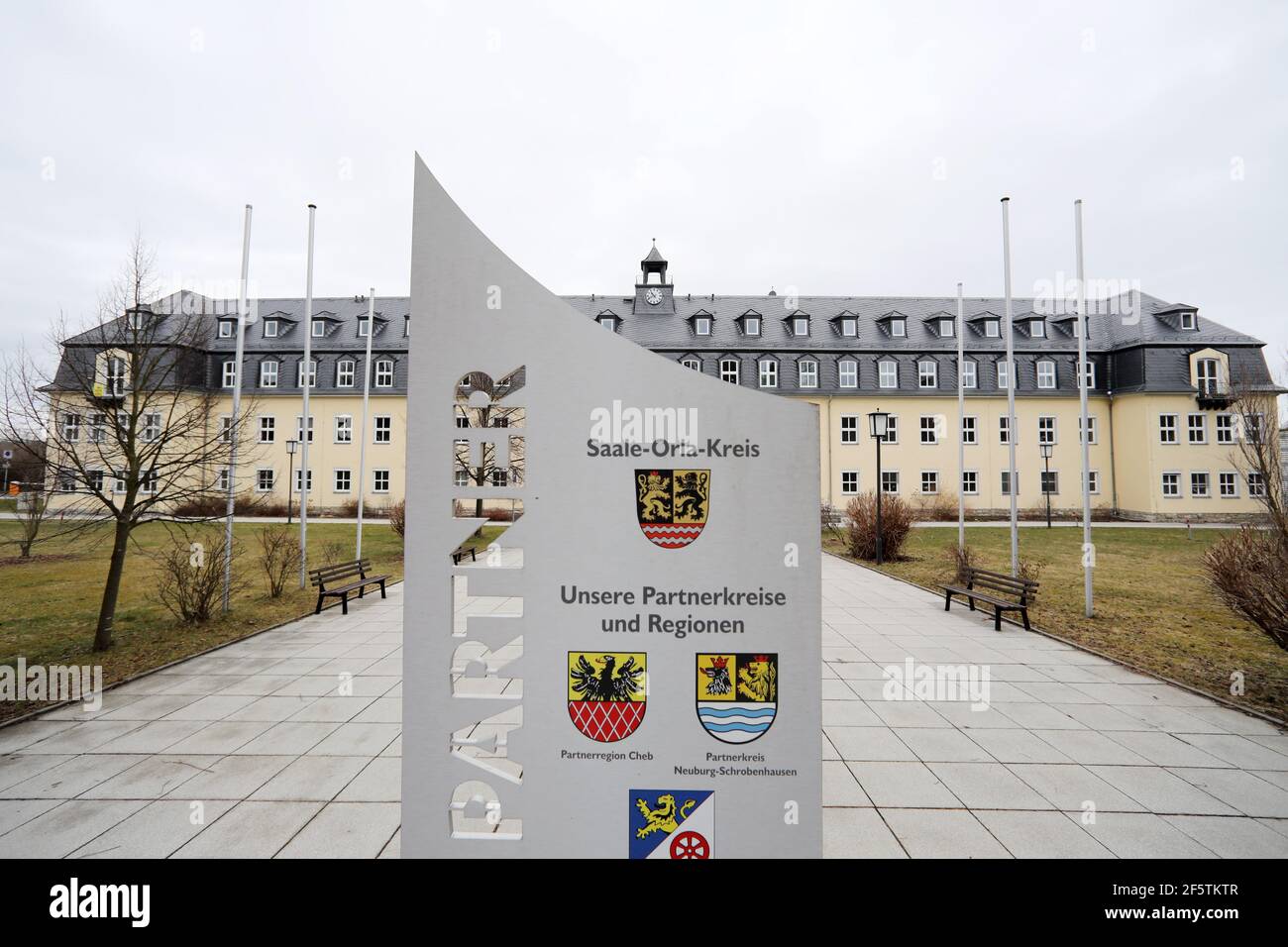 Schleiz, Germany. 28th Mar, 2021. A sign with the inscription 'Saal-Orla-Kreis' stands in front of the district administration office. This is the seat of the district administrator and also houses the health department In Thuringia, 944 more Corona cases have been reported on 28.03.2021. In the Saale-Orla district, the incidence on 28.03.2021 decreased to 386 - the day before the value had been 514. Credit: Bodo Schackow/dpa-Zentralbild/dpa/Alamy Live News Stock Photo