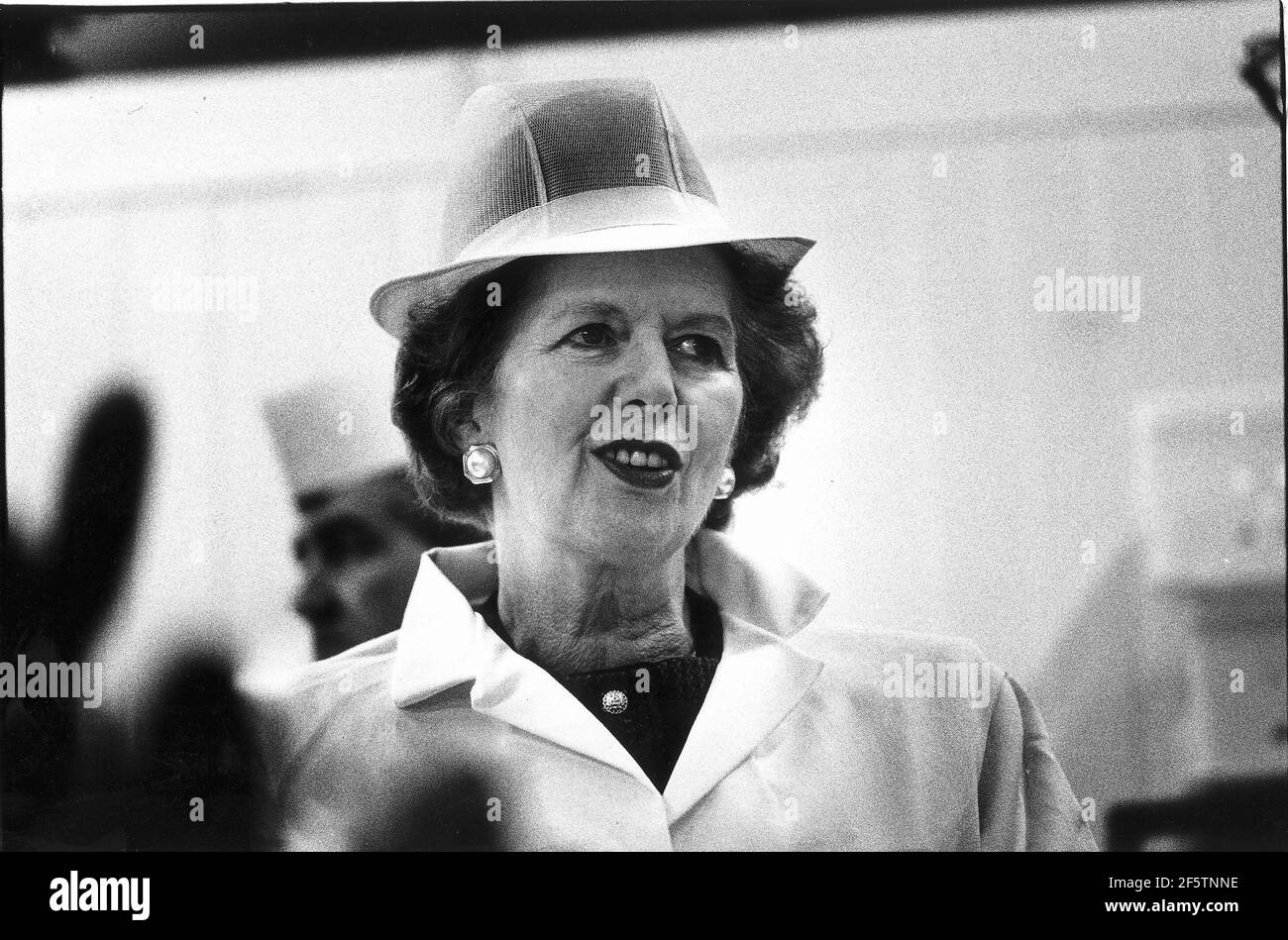 Margaret Thatcher at cake producers in Liverpool wearing white hat and coat Stock Photo