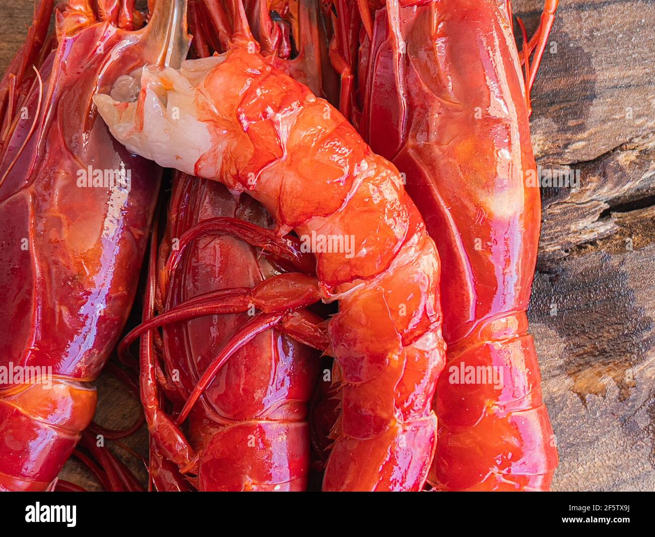 blæk spænding etiket Fresh raw giant red carabineros prawns on a wooden board Stock Photo - Alamy