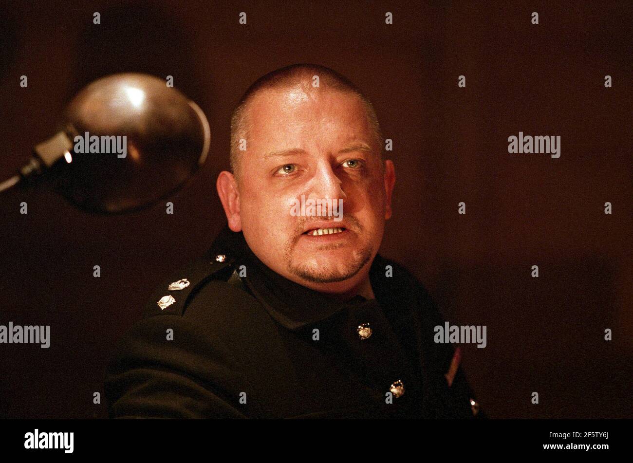 Simon Russell Beale (Iago) in OTHELLO by Shakespeare at the Cottesloe Theatre, National Theatre (NT), London  16/09/1997  design: Anthony Ward  lighting: Paul Pyant  fights: Terry King  director: Sam Mendes Stock Photo
