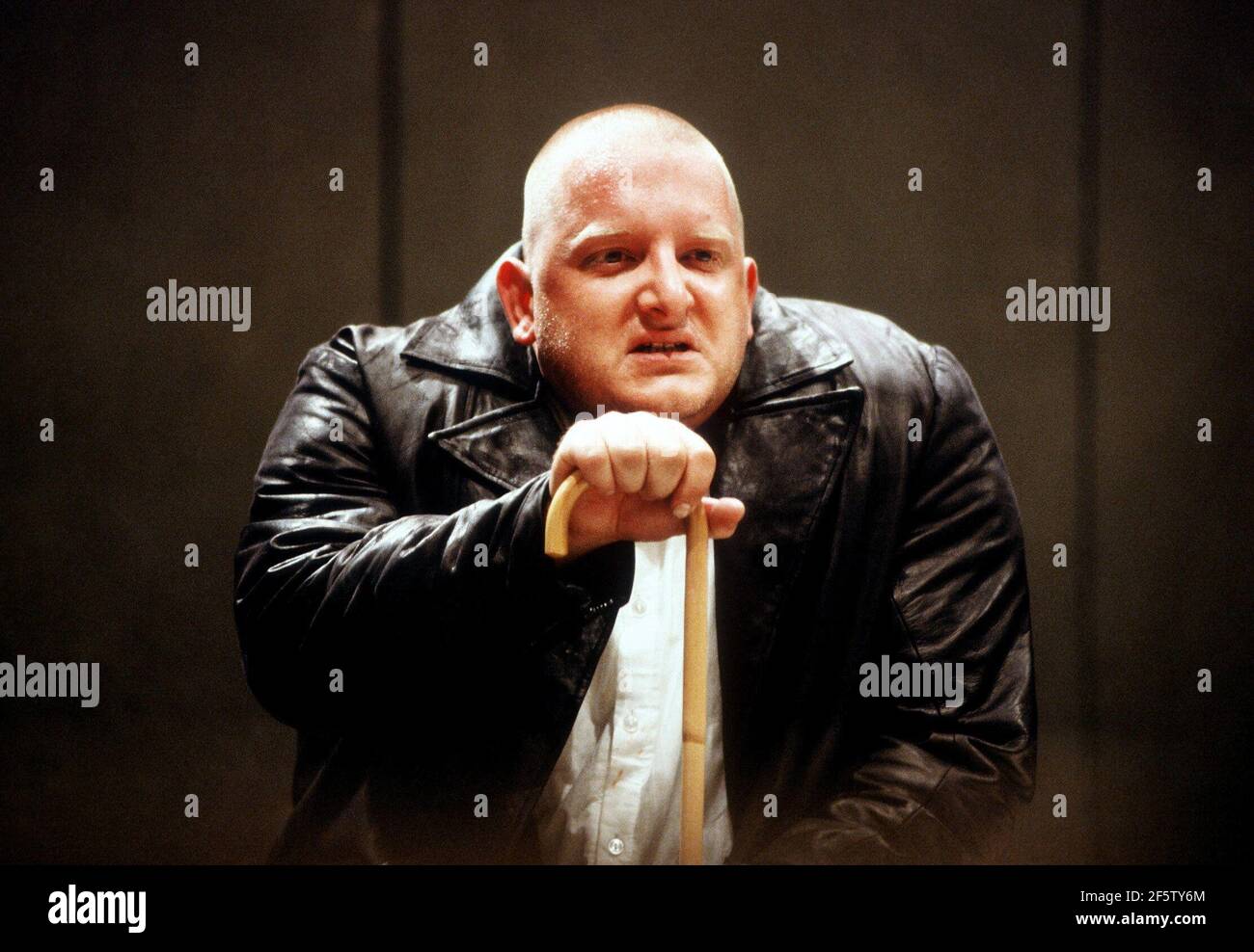 Simon Russell Beale (Richard, Duke of Gloucester) in RICHARD III by Shakespeare at the Royal Shakespeare Company (RSC), The Other Place, Stratford-upon-Avon, England  11/08/1992  design: Tim Hatley  lighting: Paul Pyant  fights: Terry King  director: Sam Mendes Stock Photo