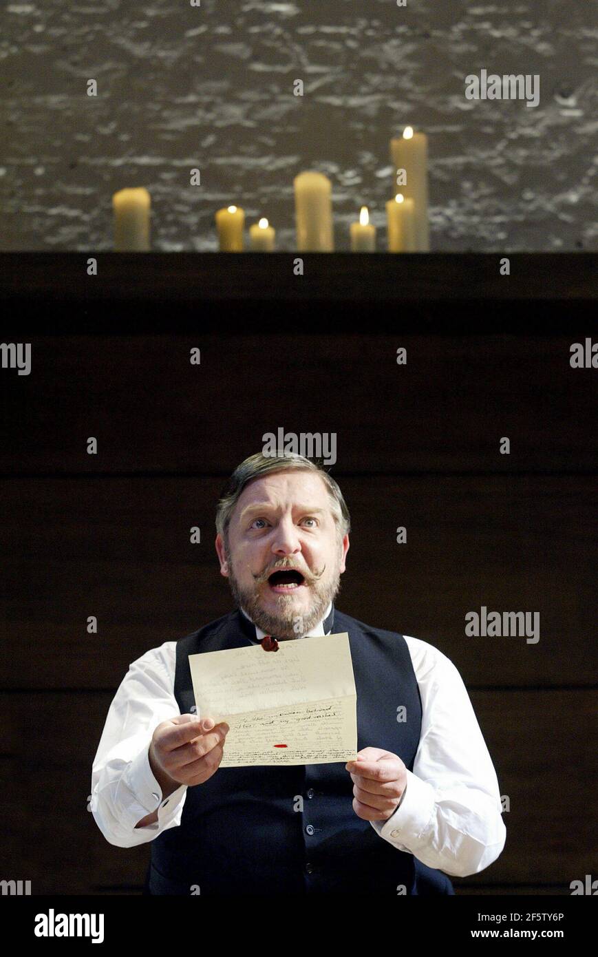 Simon Russell Beale (Malvolio) in TWELFTH NIGHT by Shakespeare at the Donmar Warehouse, London WC2  22/10/2002  design: Anthony Ward  lighting: Hugh Vanstone  director: Sam Mendes Stock Photo